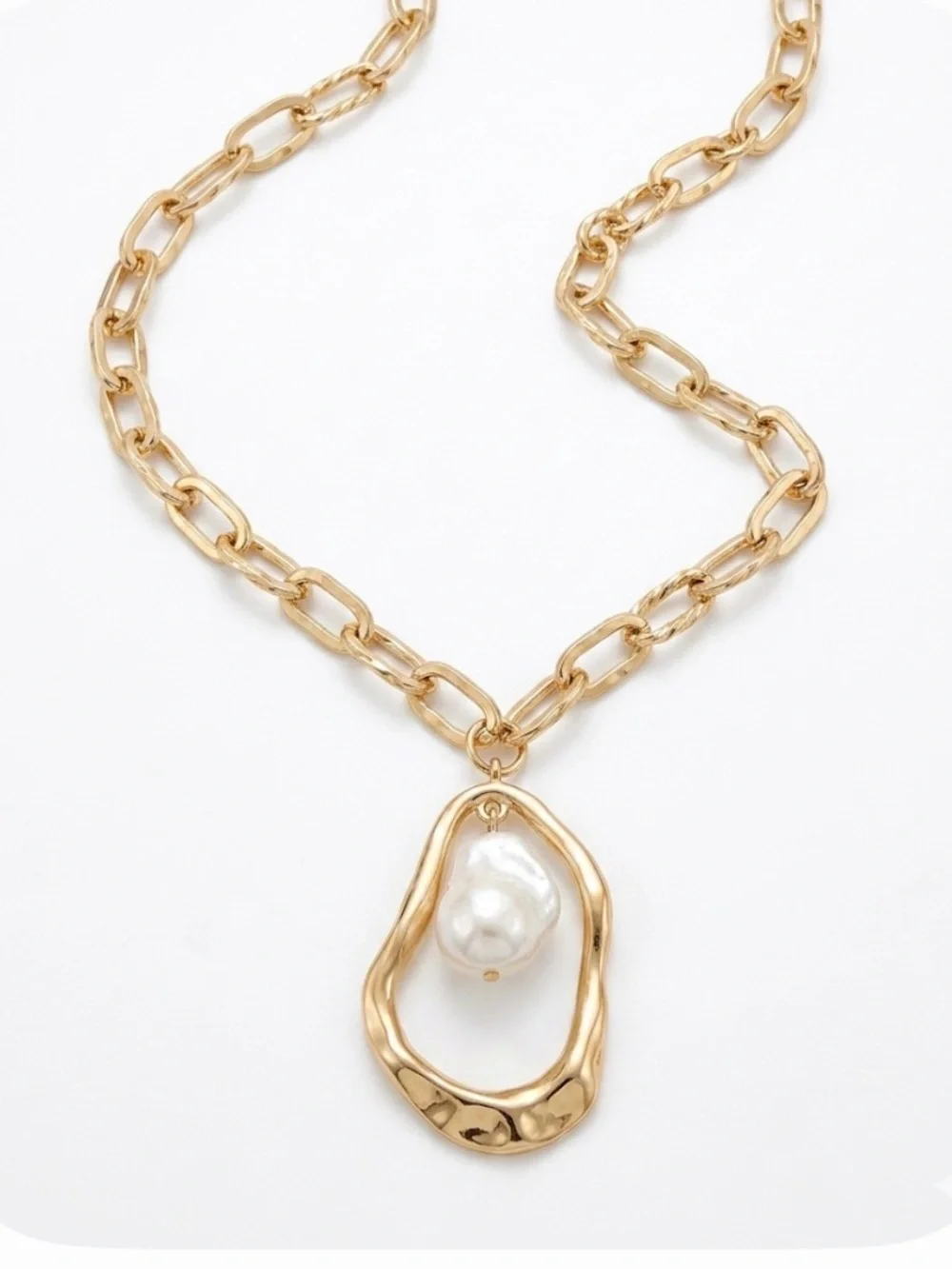 NWT ⚜️🤍⚜️ Camila Coelho Gorgeous Golden Tone Pearl Necklace